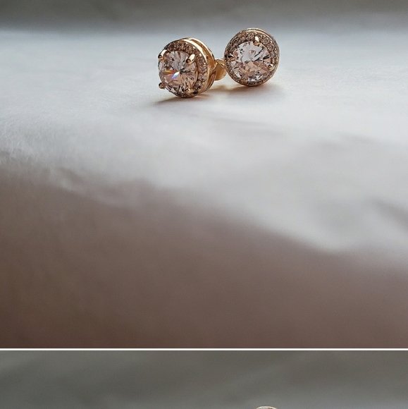 New Elegant Gold Stud Earrings - Picture 6 of 6